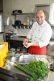 Wirt und Koch Thomas Felbermaier in der Küche kümmert sich nicht nur um die Zubereitung des Schrobenhausener Spargels (©Foto. Marikka-Laila Maisel)